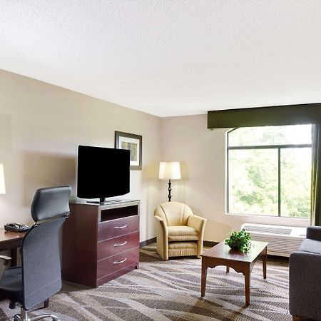 Hotel Wingate By Wyndham Raleigh Durham / Airport Extérieur photo